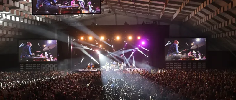 Concert de Jazz in Marciac 2024 sous le grand chapiteau, public nombreux et écrans géants